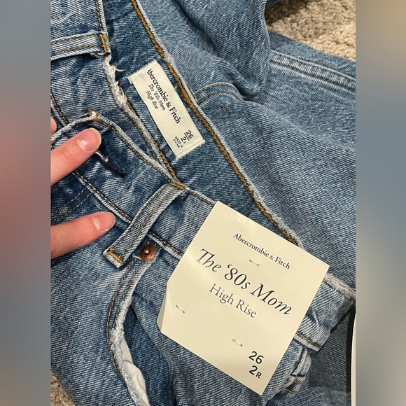 Abercrombie 80’s High Rise Mom Jeans - Picture 2 of 3
